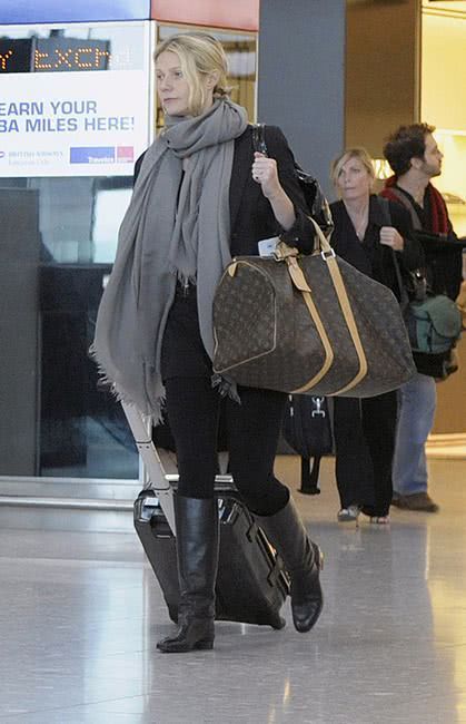 如何去除新皮包刺鼻的味道,新买的皮包特别硬正常吗