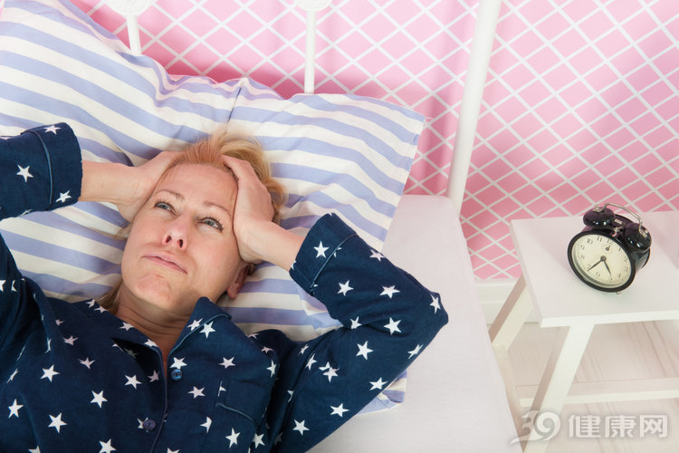 专治失眠老年人10秒入睡的绝招,经常失眠1个绝招轻松搞定