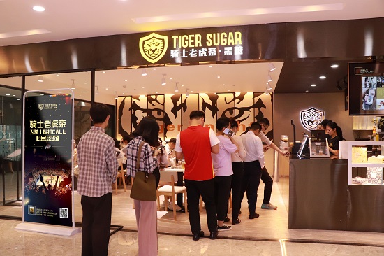 共享足球盛宴,与球迷一起共享冠军奖杯