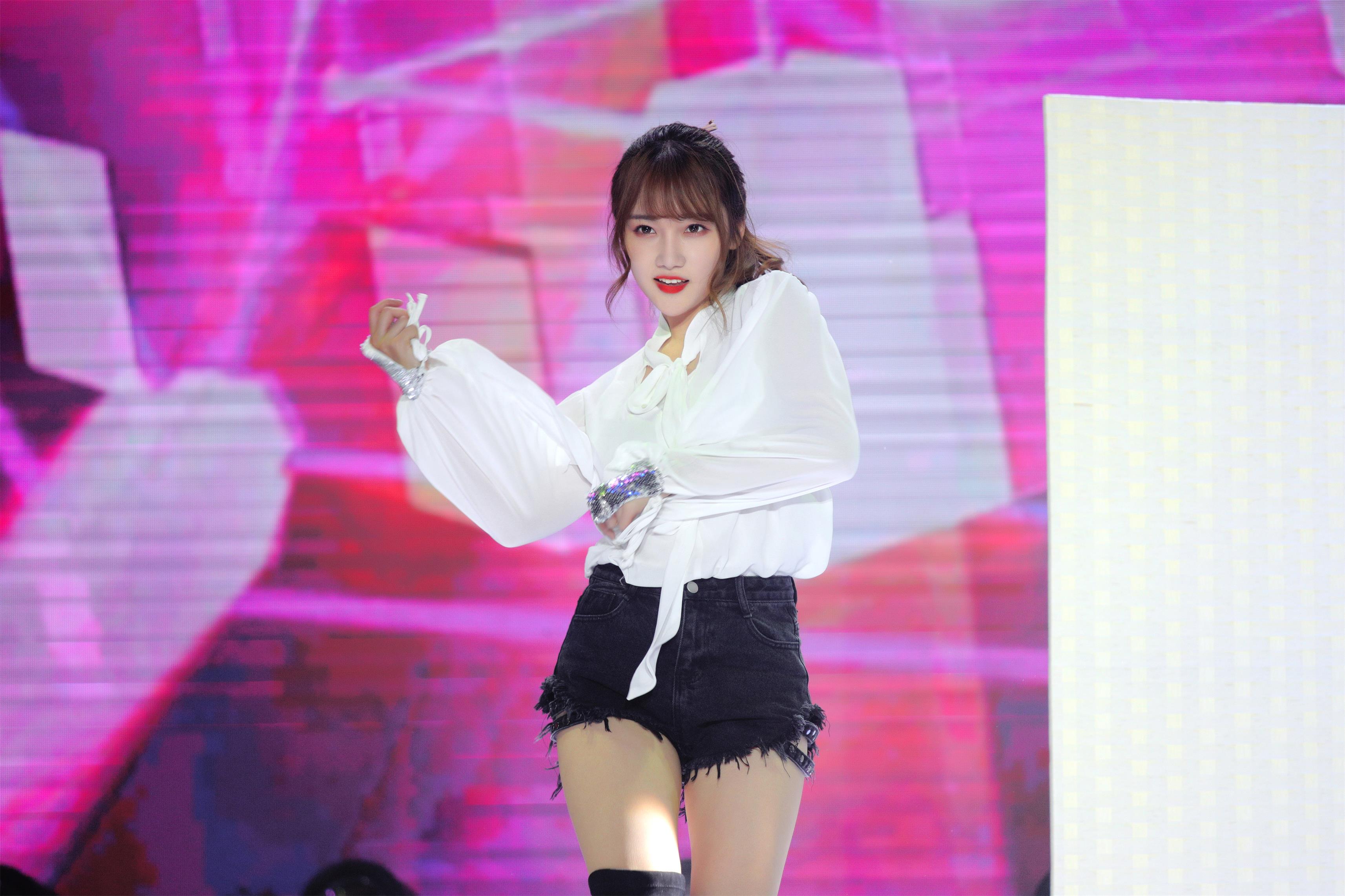 00后少女偶像致敬华晨宇唱《齐天》宋昕冉大跳抖音神曲