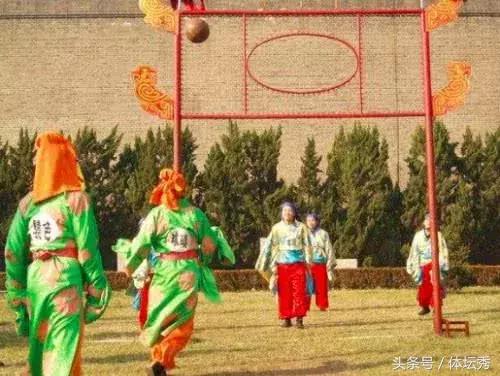 蹴鞠怎么样变成足球的,蹴鞠传承千年的中国足球