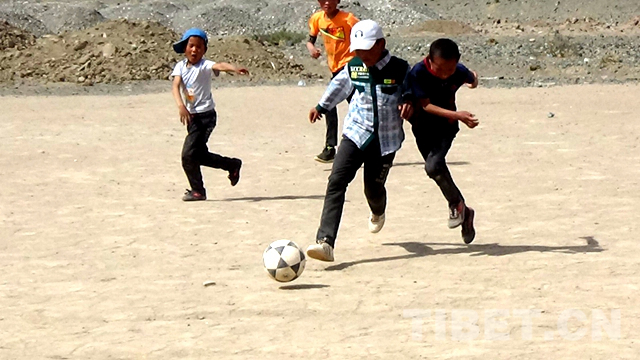 没有专业球鞋却怀揣闪亮梦想雅江边足球小将“预热”世界杯