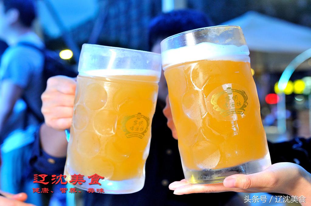 世界杯开幕球迷狂欢,世界杯预选赛沈阳足球现场球迷