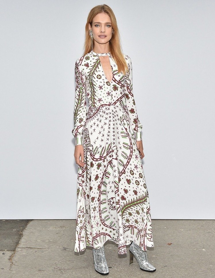 LV太子妃亲自护驾大力神杯，俄罗斯舒淇成最吸睛世界杯大使