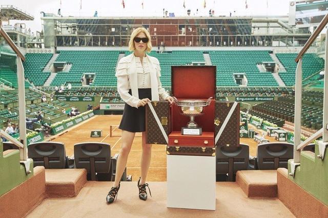 LV太子妃低V登上世界杯绿茵场，俄罗斯国宝超模长得像舒淇