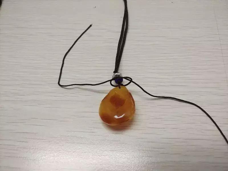 吊坠扣头绳子绑法,有金扣头的吊坠如何绑绳子