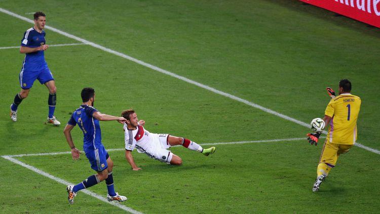 现场看球的伪球迷,足球场上最关键最不可替代的位置