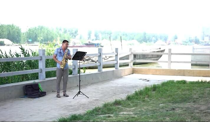 宿豫陆集大运河畔有位每天吹萨克斯的“演奏家”