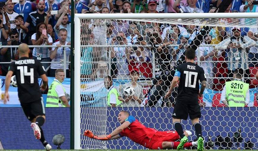 梅西现在是不是超越c罗了,梅西也曾经历过低谷永不放弃