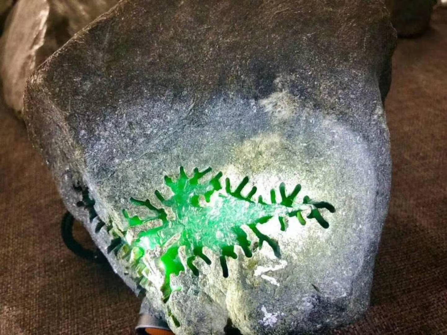 翡翠原石哪里的会出帝王绿,什么样的翡翠原石绝对满绿