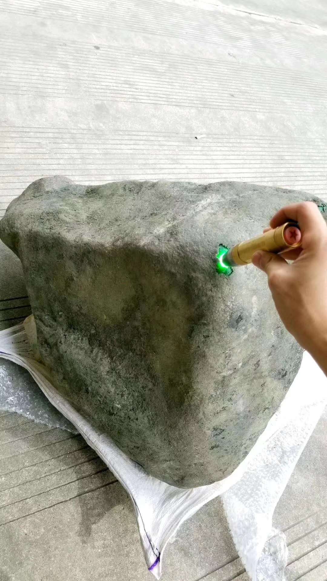 翡翠内幕缅料,翡翠原石揭秘高绿背后的陷阱