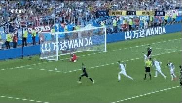 马丁内斯扑出法国队点球梅西反应,世界杯门将扑救阿根廷