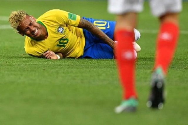 内马尔被侵犯十次，隔着屏幕都看着疼，瑞士球员有机会就死里*他干**