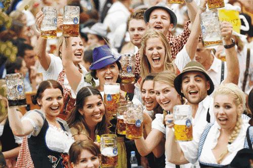 为啥看世界杯要喝啤酒吃小龙虾,世界杯喝啤酒的历史