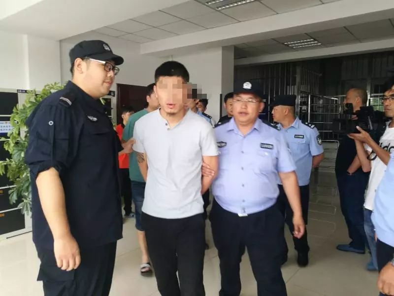 厉害警察抓捕犯人视频,厉害了警察视频