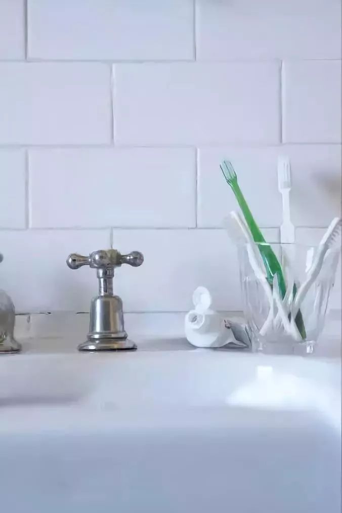 白墙弄脏了怎么把它变白,白墙脏用什么产品变白效果最好