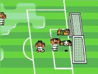 在这款比拼技巧的足球游戏中，所有玩家都努力“踢烂”对手的屁股