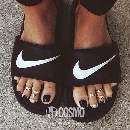 刘雯穿的小黑鞋运动鞋,刘雯复古高级鞋