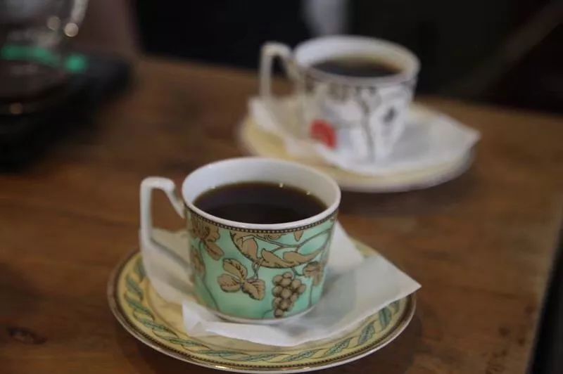 喝咖啡玻璃杯还是陶瓷杯,喝咖啡用陶瓷杯还是玻璃杯