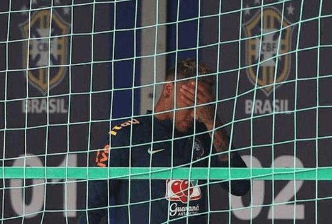 巴西该怎么办!内马尔训练中疑旧伤复发,泄愤后掩面离开