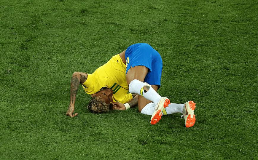 巴西该怎么办!内马尔训练中疑旧伤复发,泄愤后掩面离开