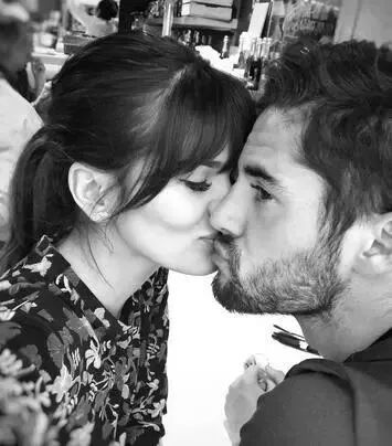 男单女双｜西班牙除了盛产帅哥还盛产姐弟恋？