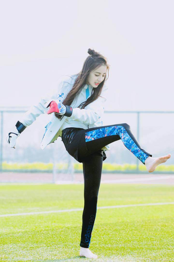 迪丽热巴粉色运动装,杨幂迪丽热巴的衣服