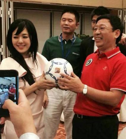 苍井空深夜心系世界杯，自爆老公也是球迷，爱球超过爱她