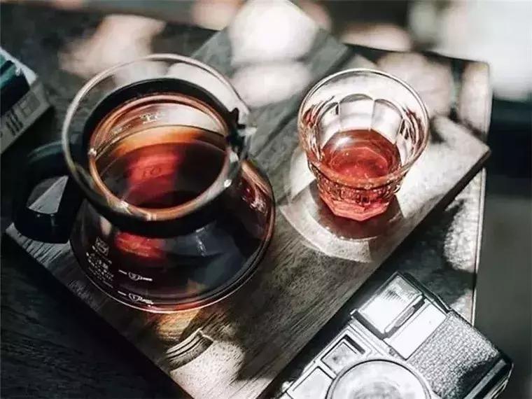 玻璃杯和陶瓷杯哪个更适合喝茶,喝咖啡用陶瓷杯还是玻璃杯