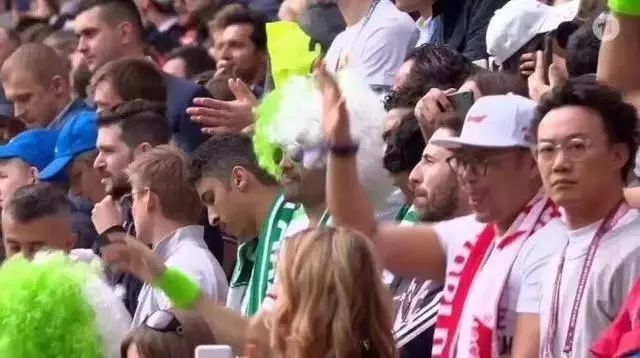 鹿晗与靳东,靳东足球迷