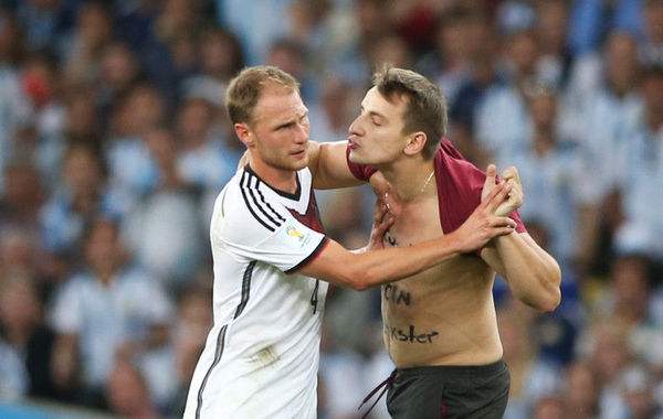 世界杯偷吻女记者,女记者18年世界杯被法国求吻