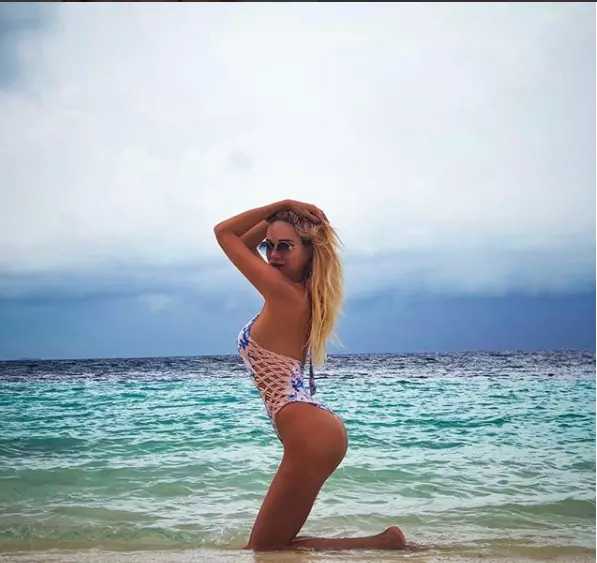 世界杯大使颁奖这身材炸了！丰乳纤腰似芭比娃娃