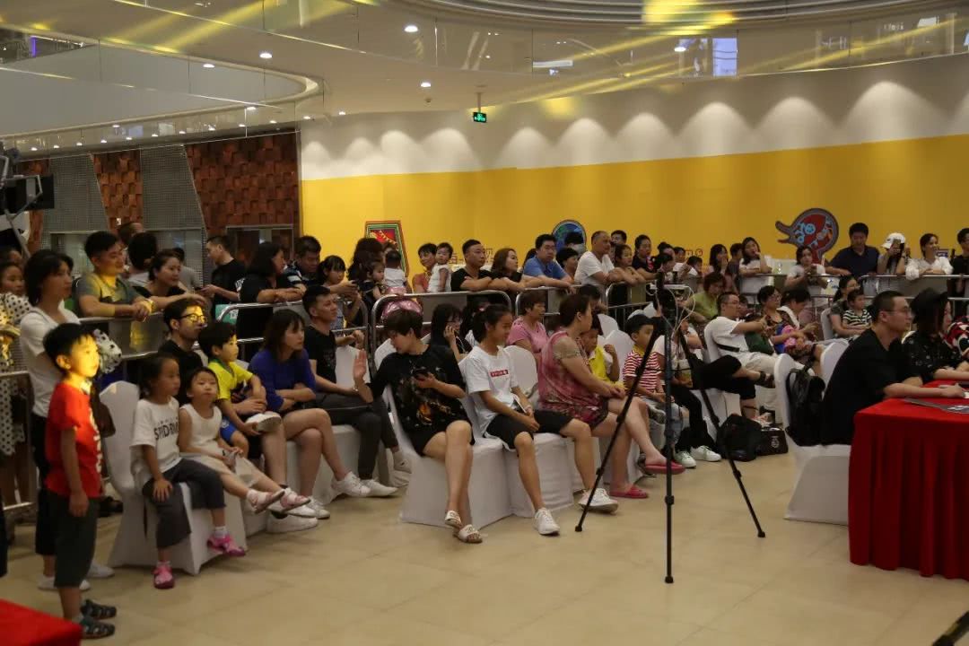 银乐迪新天地店,为世界杯加油足球小宝贝