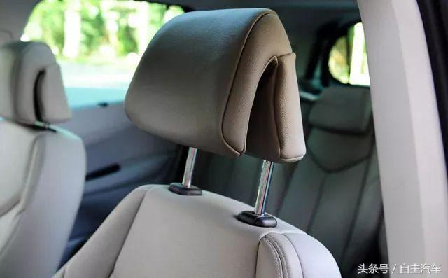 汽车掉进水里怎么逃生,车子掉进水里最佳自救