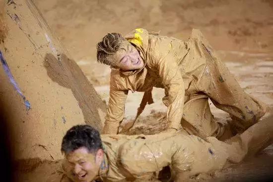 世界杯足球爱心庆祝动作,泥浆足球世界杯