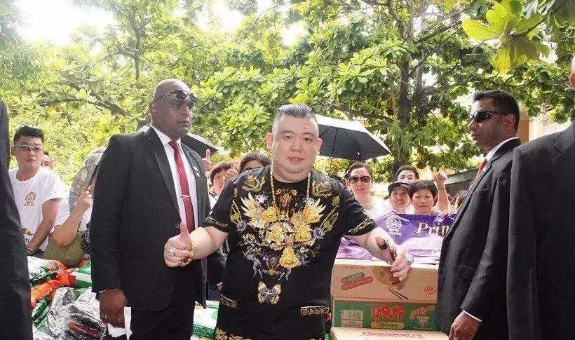 网传奇葩“亿万富豪”到柬埔寨撒钱!身边多名保镖随从