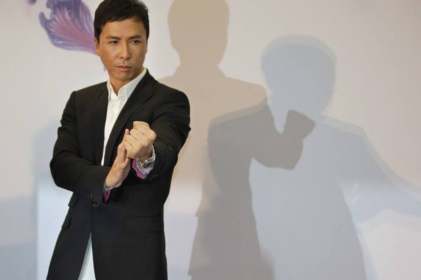 甄子丹大儿子真实照片,甄子丹晒与大儿子合影图片