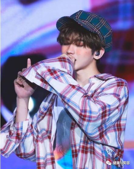 蔡徐坤腮红上热搜！《创造101》小姐姐说腮红用得好，脸小年龄小