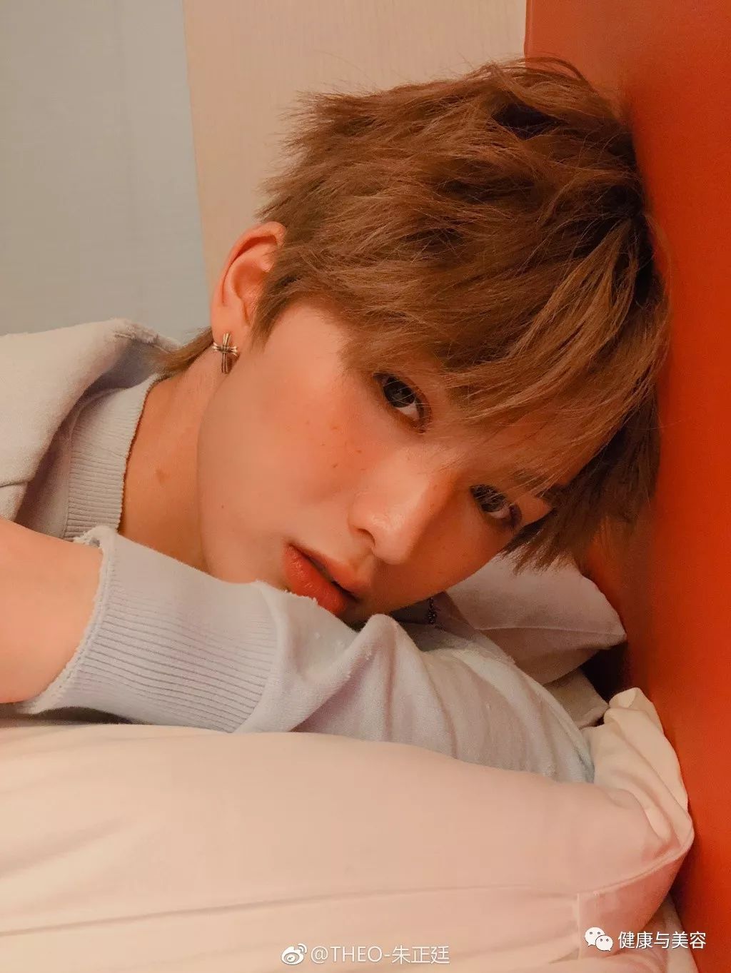 蔡徐坤腮红上热搜！《创造101》小姐姐说腮红用得好，脸小年龄小