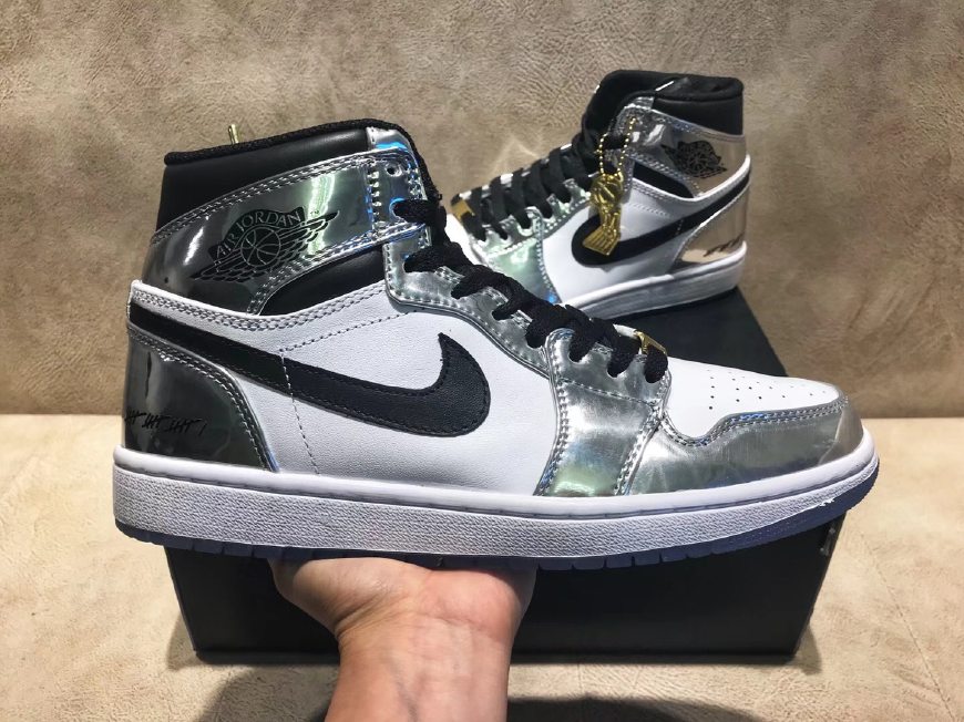 AJ1橘红、yeezy白斑马、ClotXAF1白丝绸、黑*弹子**哪双会更style