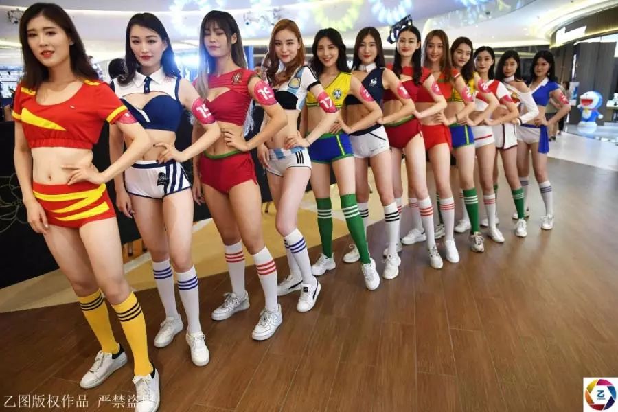 胸模化身足球宝贝,T台走秀鞋子掉了，穿袜子走完全场