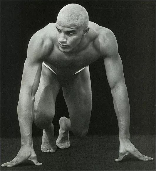 c罗没有进球靠在广告牌上,c罗把球踢得多高