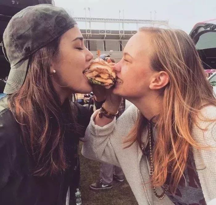 我们是茫茫人海中巧遇的相似灵魂,豆蔻年华里连结的双生花朵