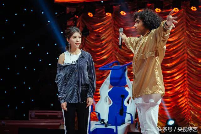 前喀麦隆国青队队员展示花式足球脚法,黄金舞台秒变绿荫场!