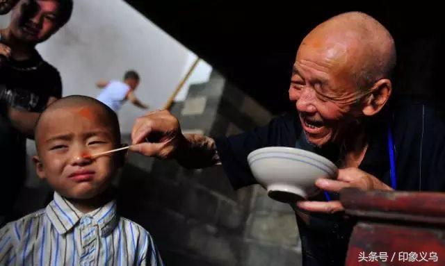 小孩被毒蜘蛛咬伤,小男孩被蜘蛛咬伤了