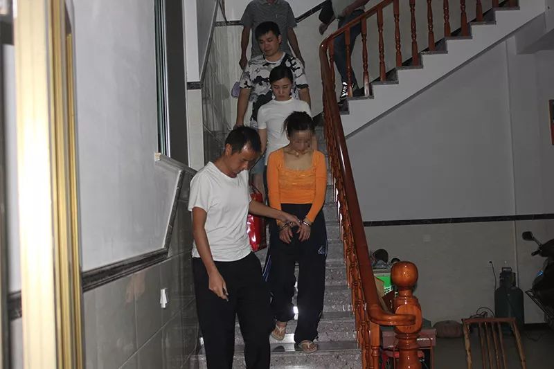 47岁女主播直播贩毒，尺度越大粉丝越疯狂，送花送游艇送*毒冰**！