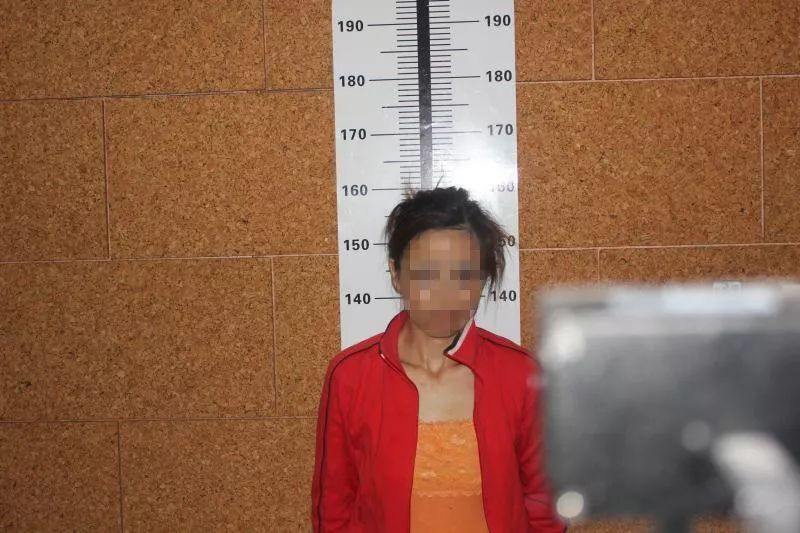 47岁女主播直播贩毒，尺度越大粉丝越疯狂，送花送游艇送*毒冰**！