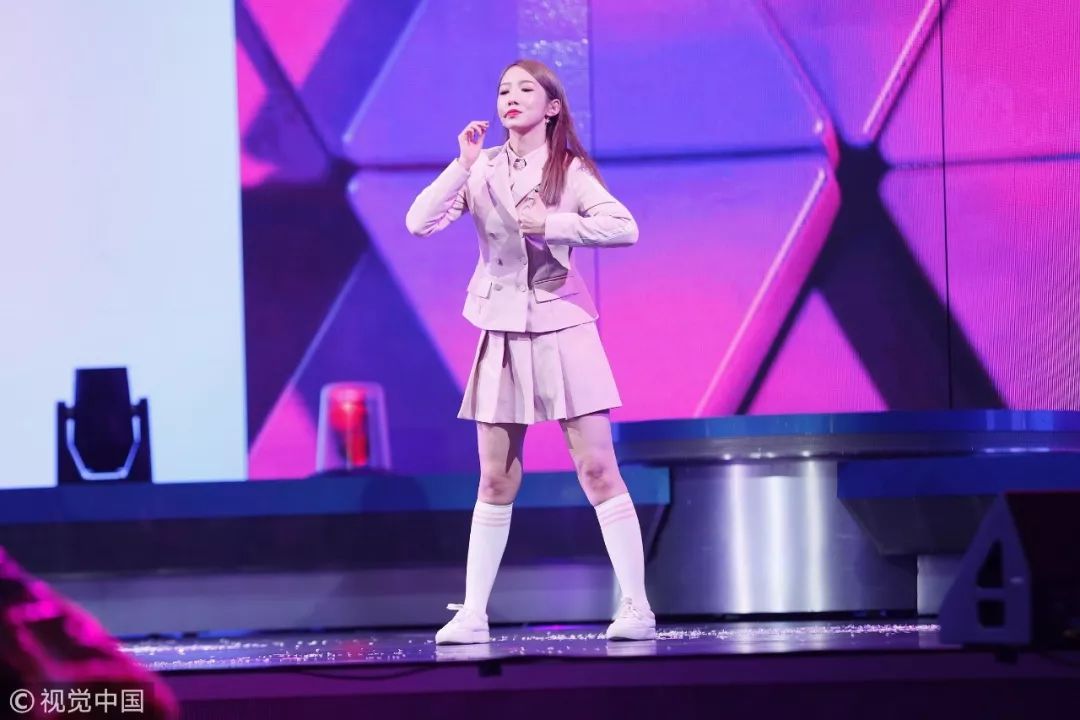 被101小姐姐的颜值折服，可看腿你就吃鲸了！