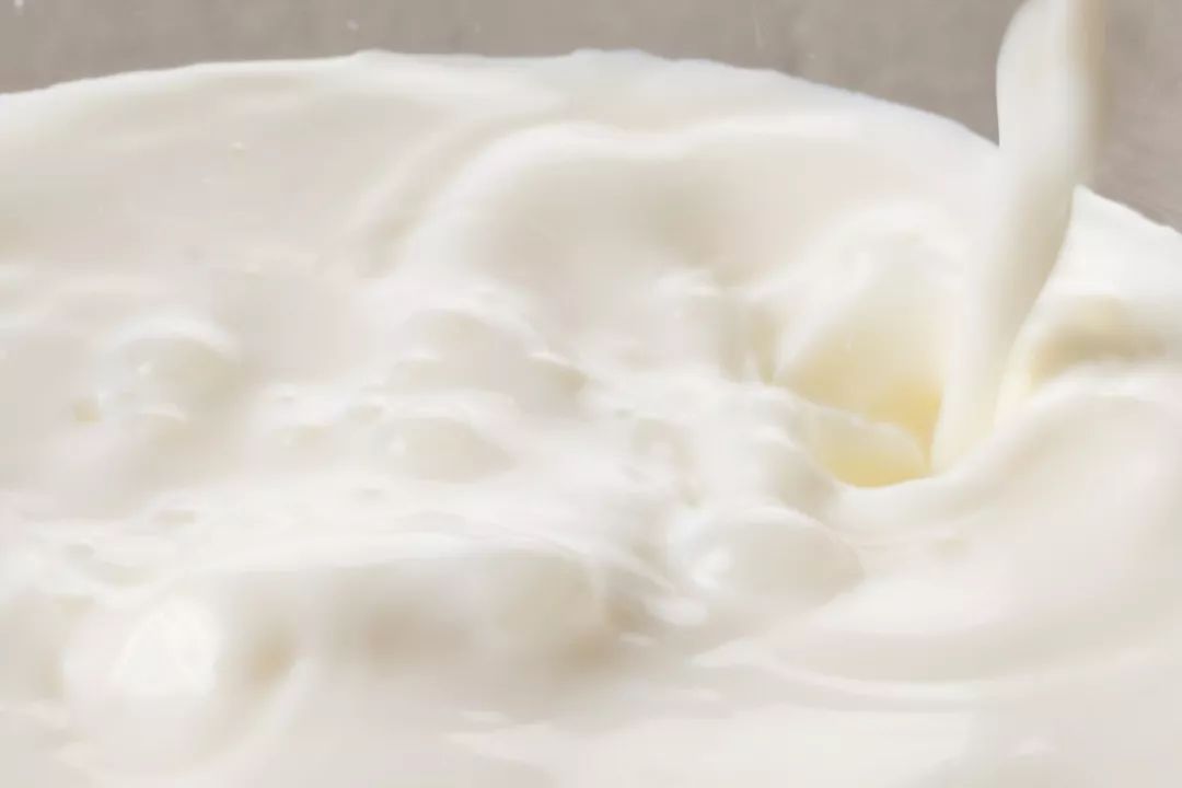 一条货架｜来自澳大利亚的“德运”奶粉；收起来只有巴掌大的拖鞋