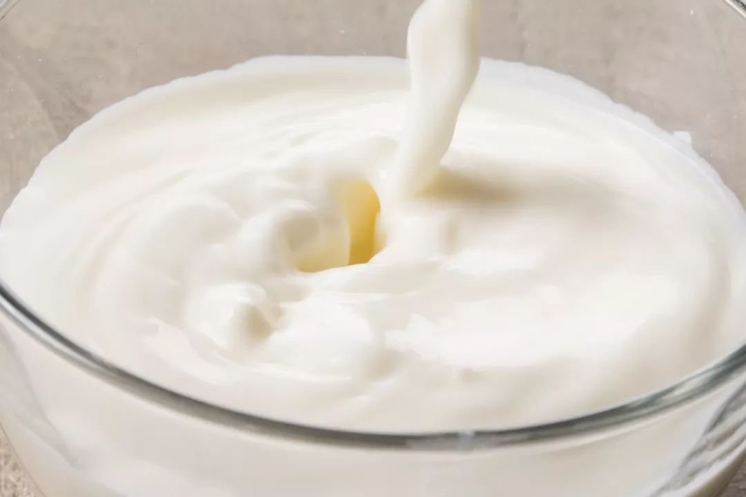 一条货架｜来自澳大利亚的“德运”奶粉；收起来只有巴掌大的拖鞋